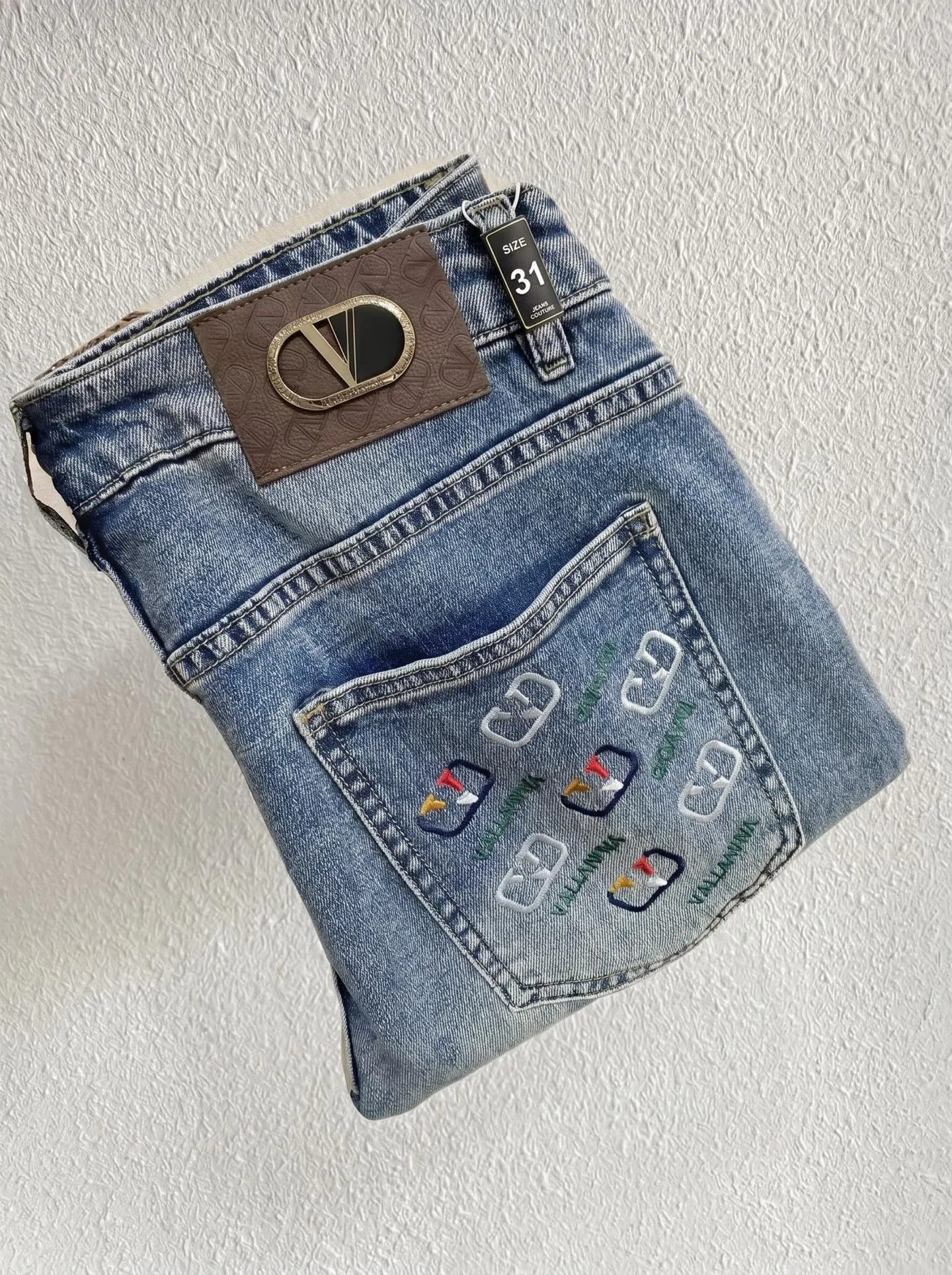 VAL Valentino launches new men's thin jeans in summer 2026! Heavy-duty washed denim fabric, customized fabric is softer and more comfortable than ordinary denim fabric! Ultra-heavy industrial washing process and dual-process washing. The entire pair of pants has a comfortable hand feel, and the level of fineness and breathable effect are top-notch. All hardware brand logos are custom-made, and the materials are selected with the best attributes. The elasticity of the fabric is very good and the comfort is great! The low-key design style is simple and elegant. Sizes: 28-36 no 35